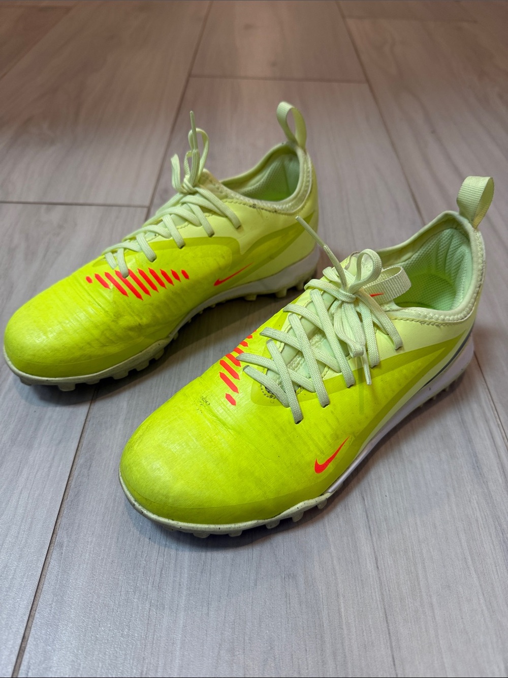 Nike Kids Phantom Neon Yellow/Volt Turf Soccer cleats , size 4